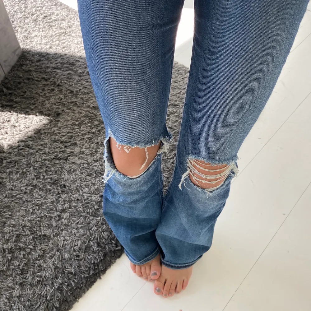 Supersnygga blåa bootcat jeans med hål på knäna, storlek S. Jeans & Byxor.