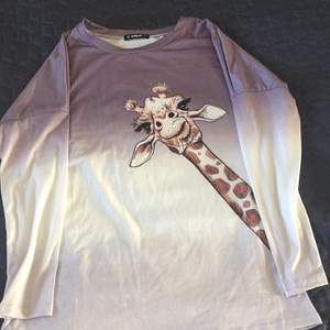 Långarmad tröja med söta giraffen 