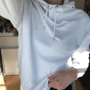 Säljer min vita hoodie som knappt är använd. Den är från soc och i storlek s. Frakt tillkommer, hör av er vid frågor!😋