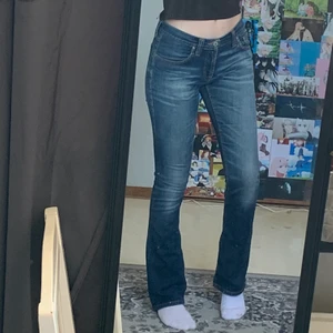 Jeans - Säljer ett par blå gamla Nudie jeans i storlek 32, gamla då de är en gammal modell osv men aldrig använda, bra skick, 150+ frakt 66kr 💕💕 om det är flera intresserade blir de budgivning