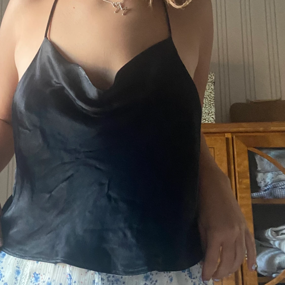 Svart topp med öppen rygg