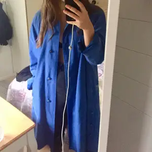 Sååå drömmig trenchcoat i mockaliknande material!! Nästintill oanvänd av mig och inga skavanker. Superfin färg, fina knappar på sidorna, ärmarna och fram. Riktig vintage och oversized look :)