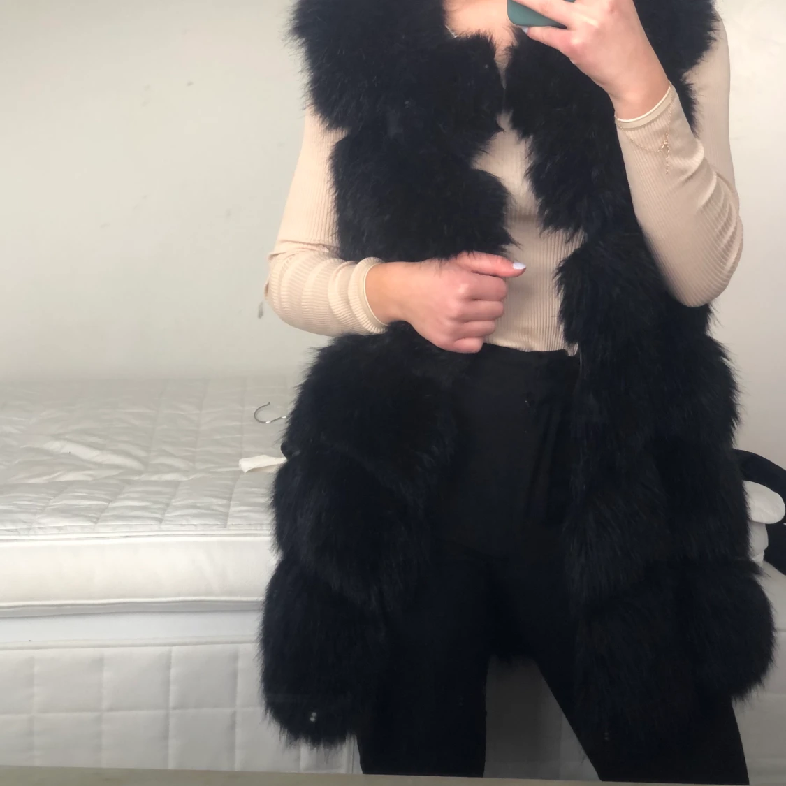 Svart fejkpälsväst