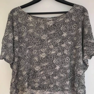 Monki T-shirt - Fin t-shirt från Monki. Köpt för längesen och därför minns jag ej nypriset. Dock inte använd speciellt mycket.