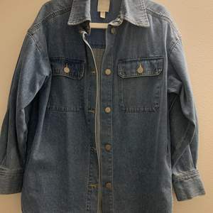 Supersnygg oversize skjorta/jacka i jeans från H&M. Passar xs-m 
