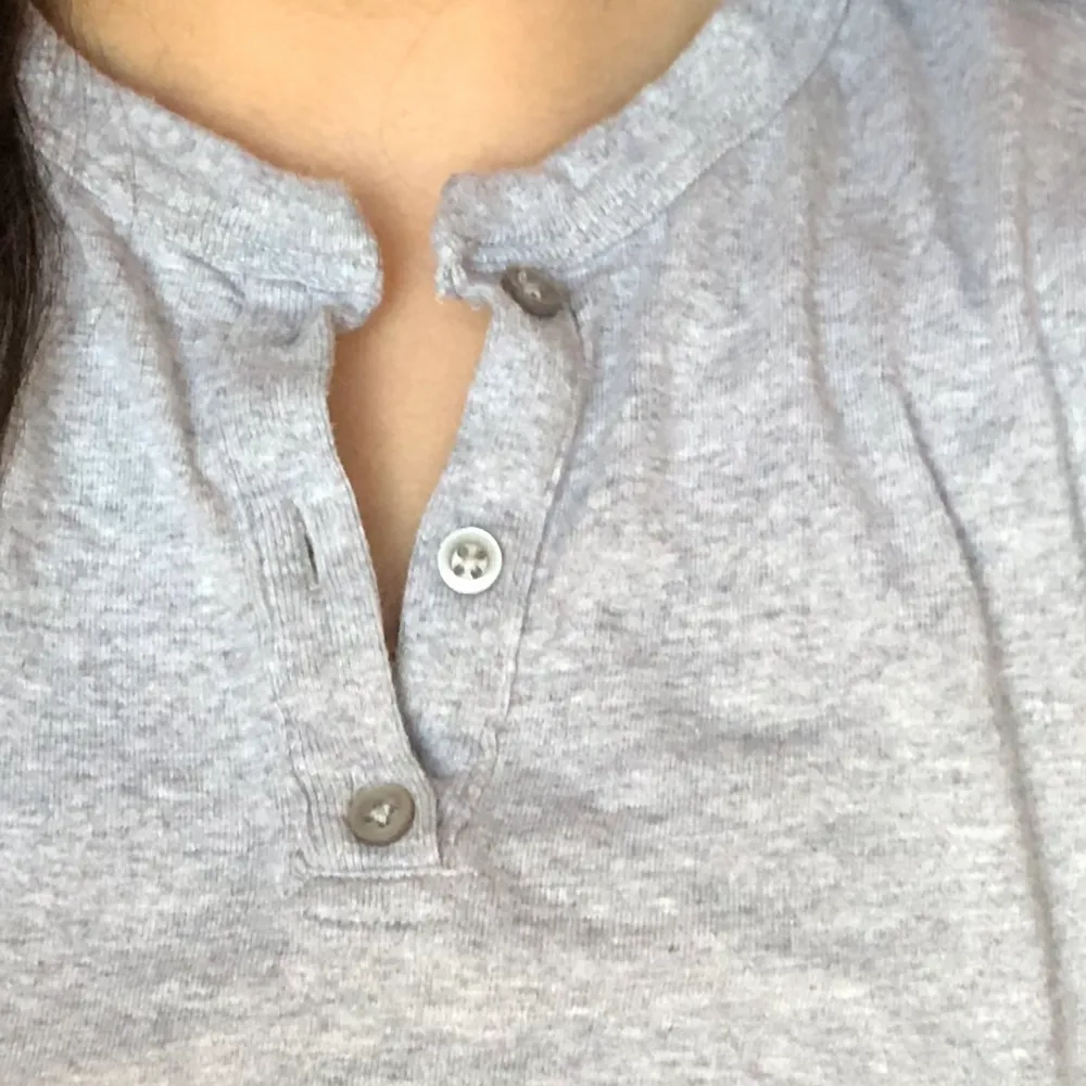 En croppad långärmad tröja med knappar från Brandy Melville!💜köpare står för frakt. Toppar.