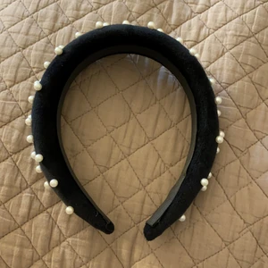 Säljer ett trendigt diadem - Säljer detta diademet för 15kr+frakt! Det är aldrig använt! Säljer pga att jag inte passar i diadem🥰Kan mötas upp!