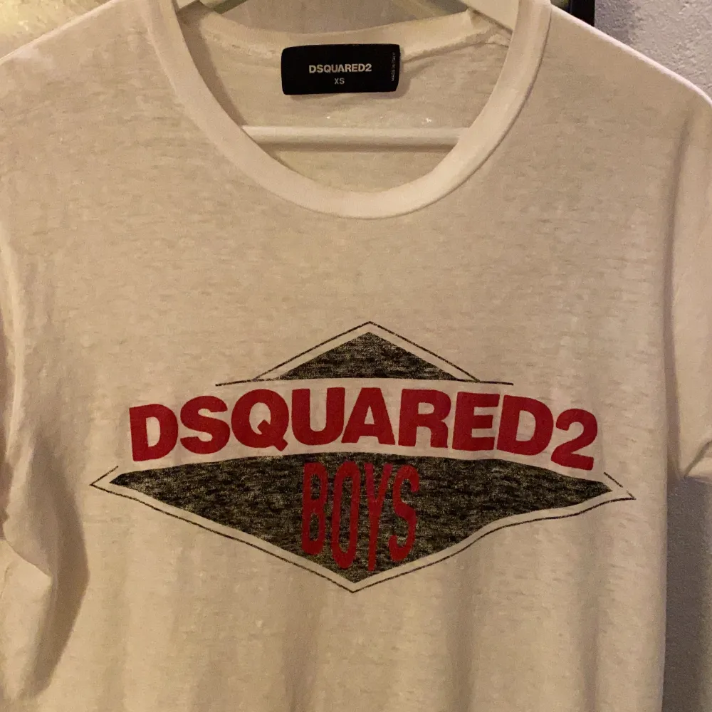 Vit t-shirt från dsquared. T-shirts.