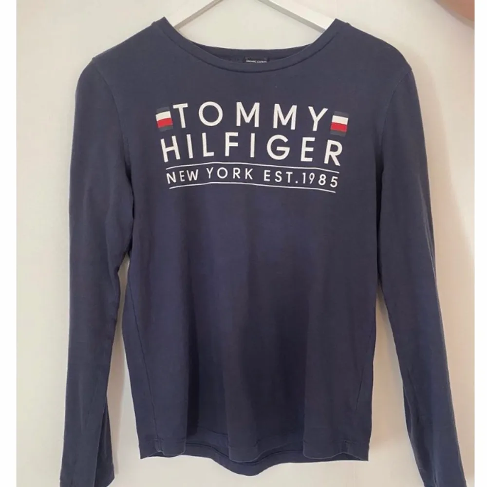 Tröja från Tommy Hilfiger i bra skick, Stl 164 men passar xs. Tröjor & Koftor.