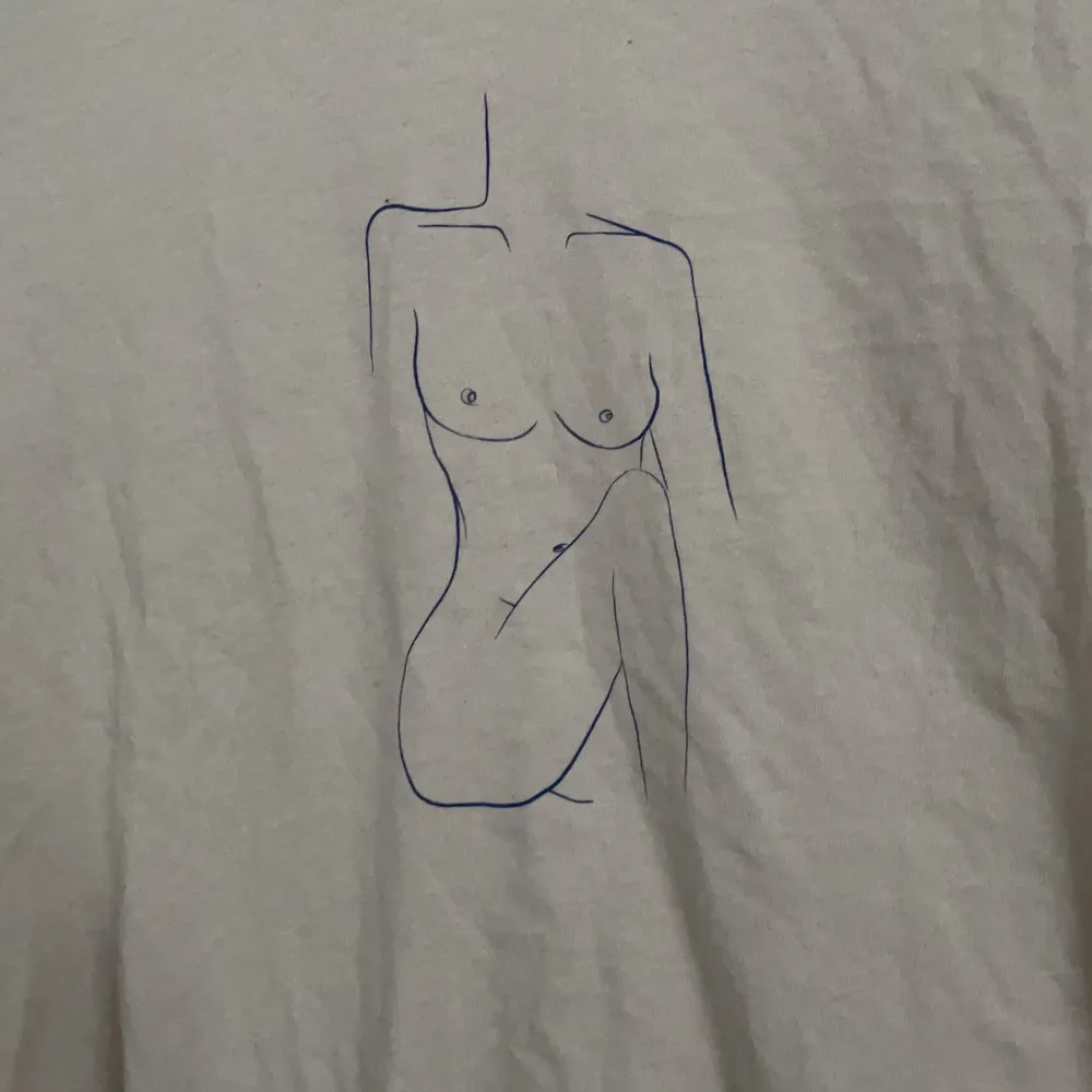 T-shirt från nakd i färgen beige med en kvinnokropp i marinblått superfin men kommer inte till användning . T-shirts.