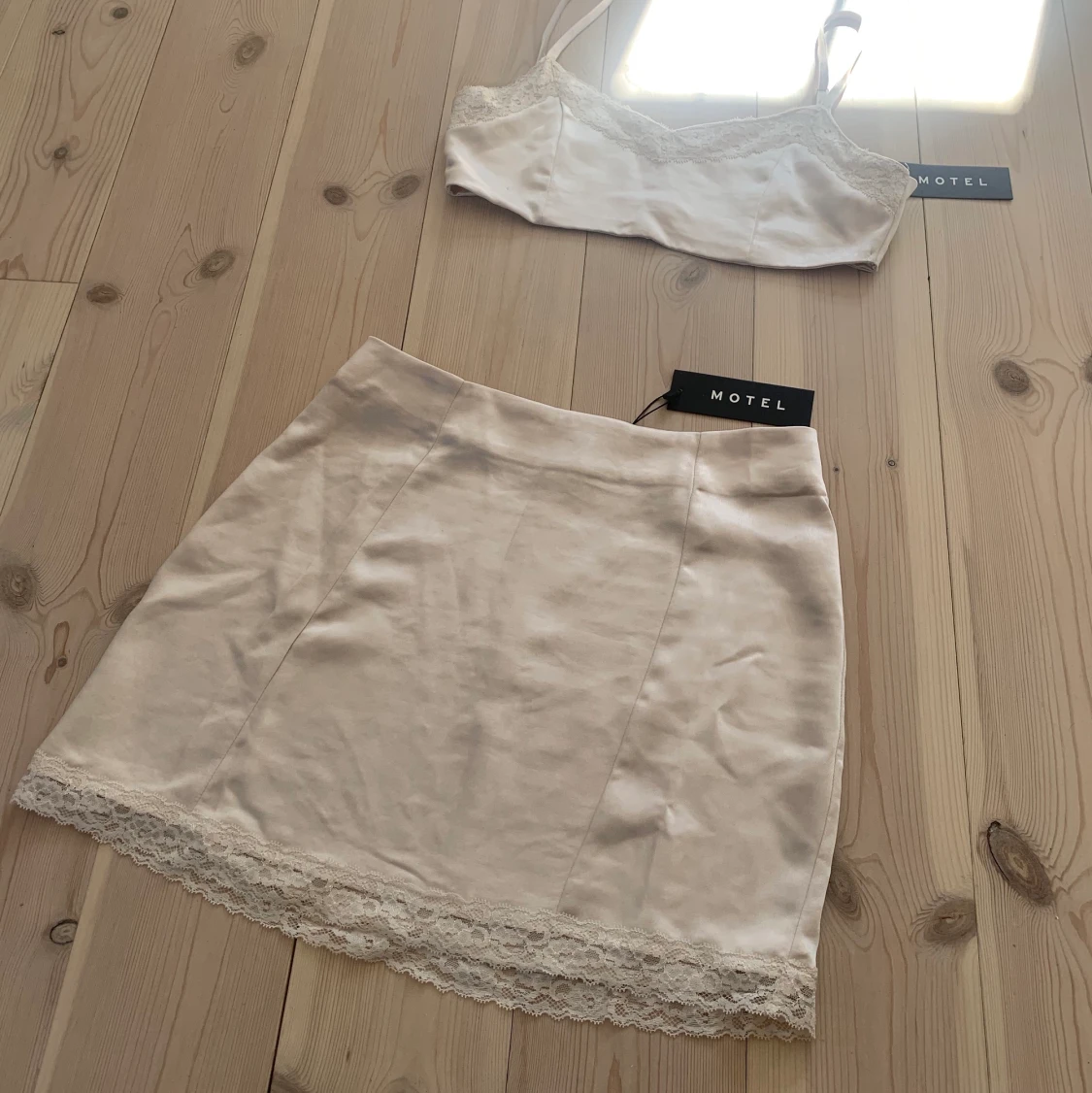Beige satin set kjol + top stl S - 90