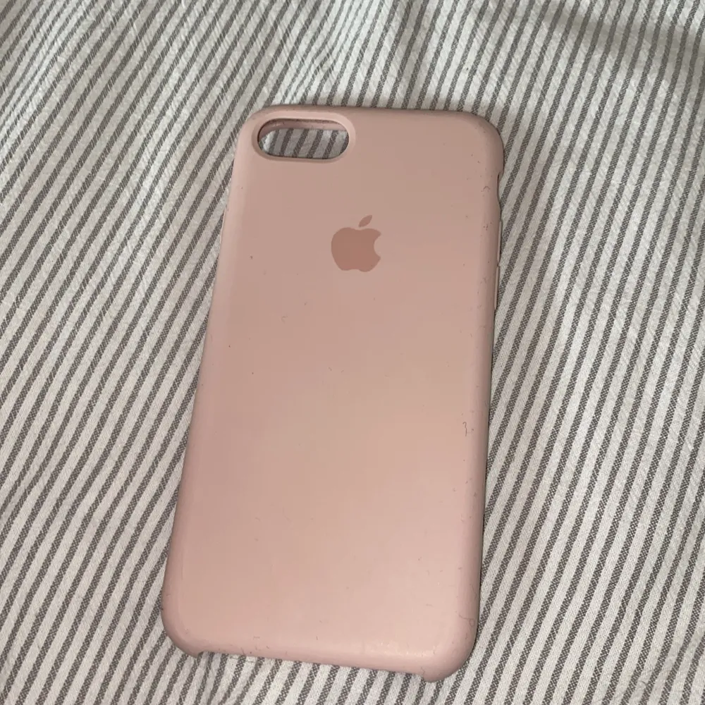 Ljusrosa Apple silikonskal till iPhone 6, 6S, 7, 8, SE. Silikonet har försvunnit lite i ena kanten, annars är det så gott som nytt. Köparen står för frakten.. Accessoarer.