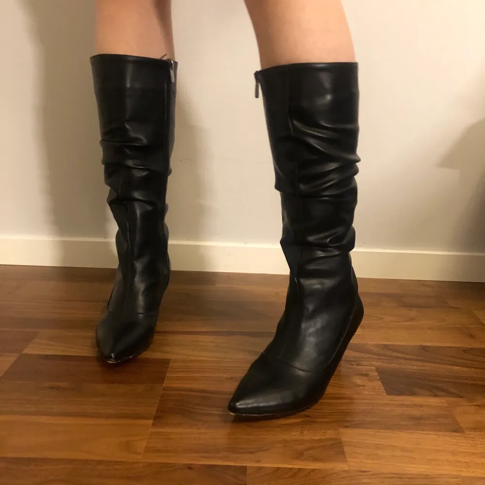 Asfräscha knä boots i skinnimitation, lite pointy toes, bra kvalitet, bekväma och endast använda två gånger så i nyskick, nypris 900, hör av er vid frågor. Skor.