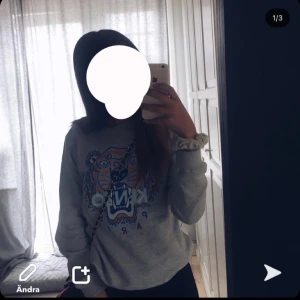 Kenzo tröja - Superfin grå tröja från kenzo, köpt på nk, barnavdelning, passar en xs och lite större, bra skick! (Pris går att diskutera)