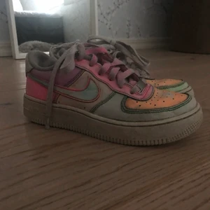 Nike air force 1 - Tänkte sälja min skor nu efetersom de är för små, got skick och kommer att tvättas innan de säls!