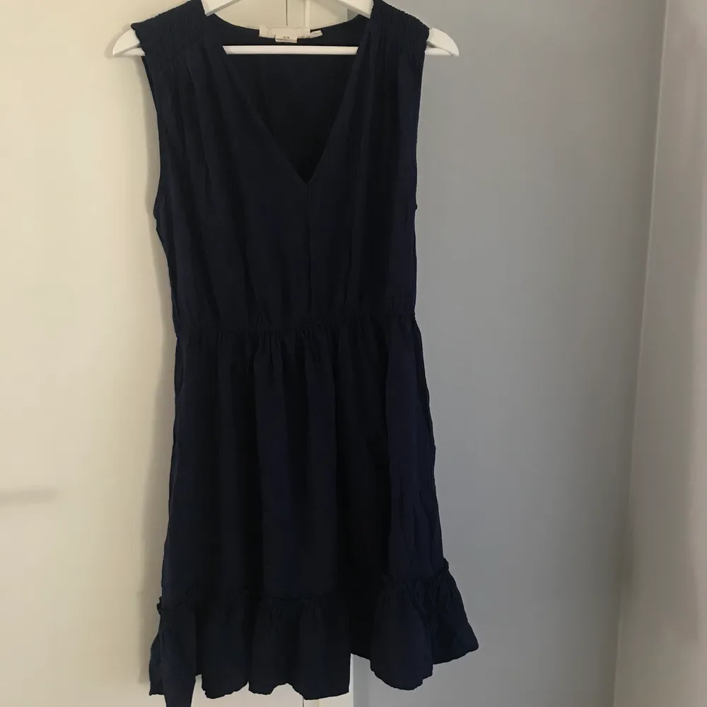 En jättefin blå klänning perfekt nu till sommaren!  Klänningen är i storlek L men kan även passa som M också. Frakt är inräknat i priset. Kan mötas upp i Norrköping! . Klänningar.