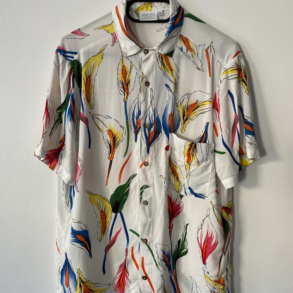 Supersnygg skjorta från Weiss Design Studio i Kapstaden. superlätt material till sommaren. Aldrig använt. Skjortor.