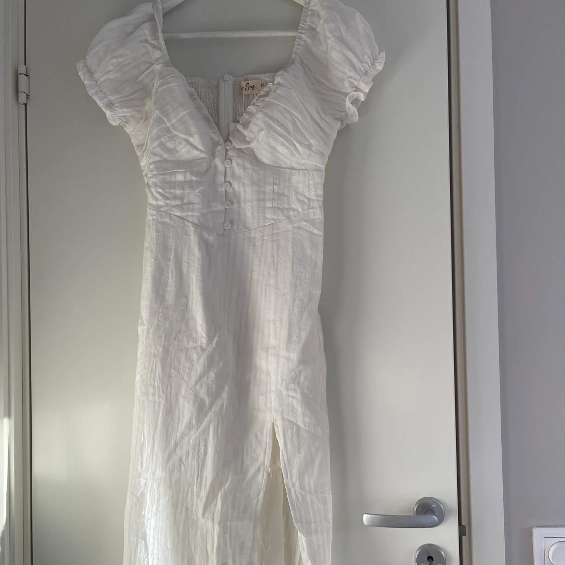 Vit Midiklänning OANVÄND - 90