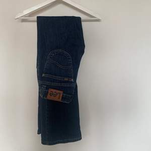 Lee jeans i bra skick! Bootcut. Pga färg från tuschpenna på rumpan säljer jag dem billigt :)