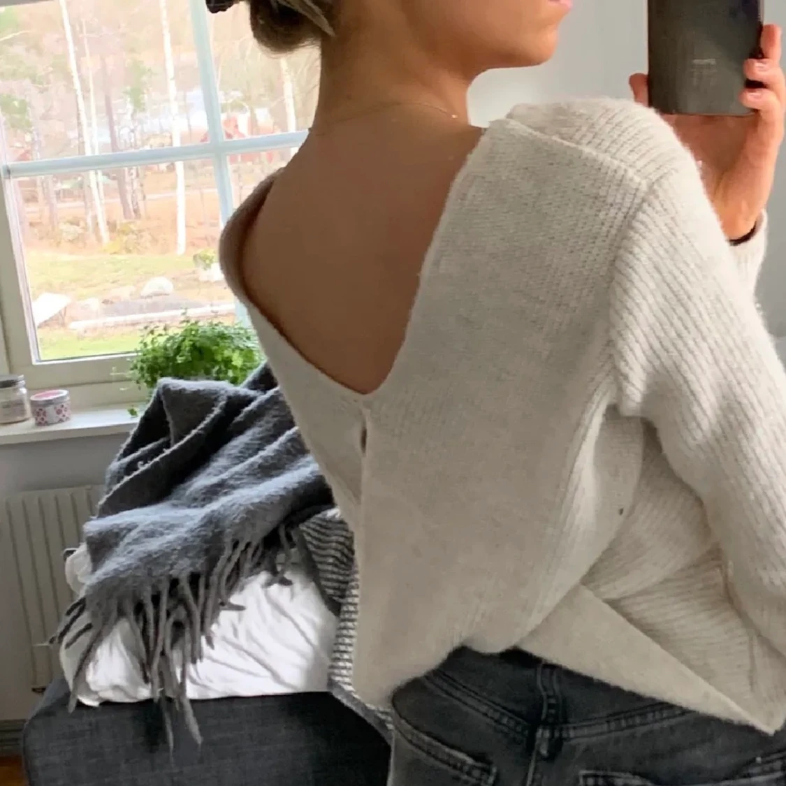 Stickad tröja med öppen rygg - 90