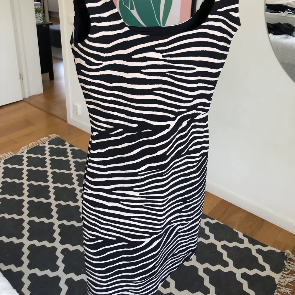 Supersnygg zebraklänning från h&m. Säljer pga att den tyvärr är lite för tajt för mig. Ej använd endast testad.. Klänningar.
