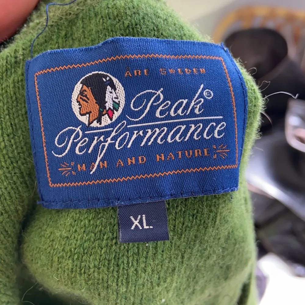 Mossgrön oversize stickad väst från Peak Performanxe i strl XL. Väldigt gott skick. Perfekt till jeans eller över skjortklänning / skjorta. Stickat.