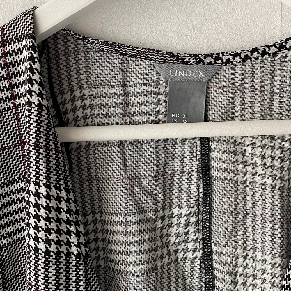 Så fin grå rutig omlottklänning från Lindex. Nästan aldrig använd. Köparen står för frakt!💓. Klänningar.