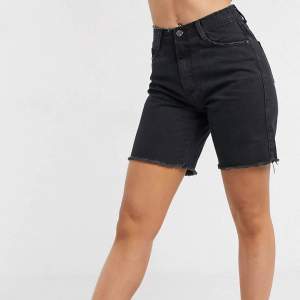 Snygga lite längre shorts från missguided, men köpta från asos. Super fina och väldigt lite använda. Tyvärr för små och de är därför jag säljer. Storlek 36.
