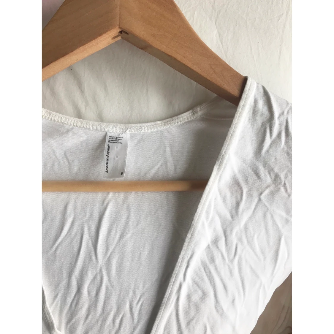 Vit topp med djup V-ringning American Apparel strl S, White V topp American Apparel size S  - 91