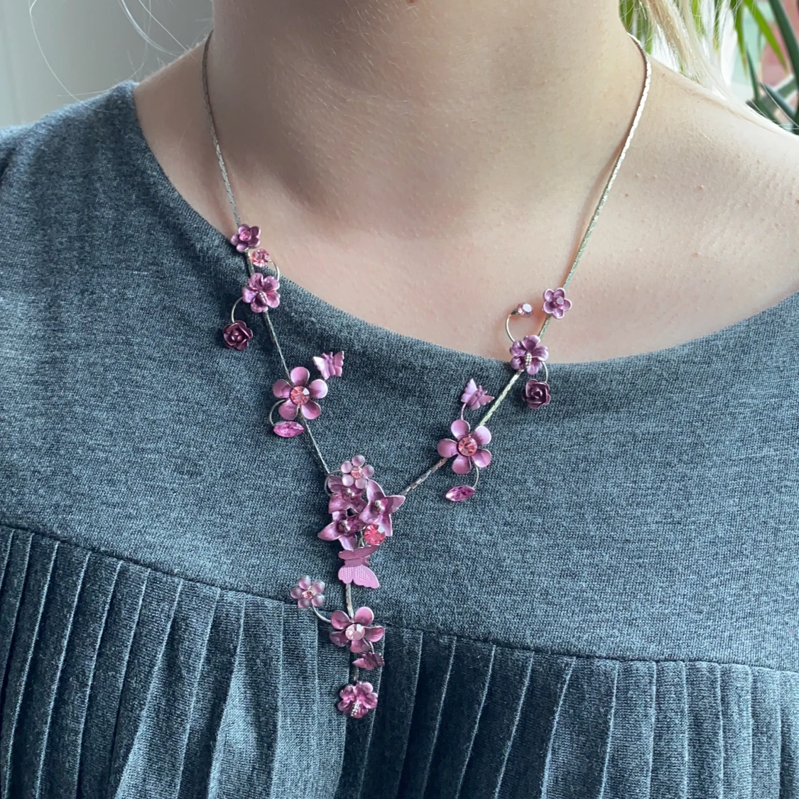 Halsband med blommor