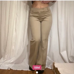 Beiga kostymbyxor - Såå snygga beiga kostymbyxor som jag köpt här på plick men de passade tyvärr inte mig (förra säljarens bilder ). Innerbenslängd: 83 cm, Midjemått: 76 cm (insydda så går att göra större). Hon på bilderna är 166 cm lång