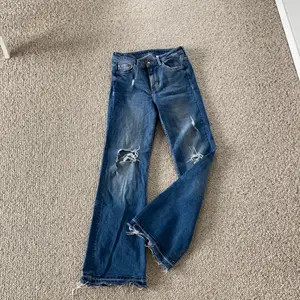 Detta är ett par jeans med flare från h&m. De har några hål och slitningar !! Säljer dessa pga det är lite för korta för mig :) stl i midjan : 27 & längd : 30. Passar någon som är lite kortare då jag är 172 cm!!! Startbud 100 kr 