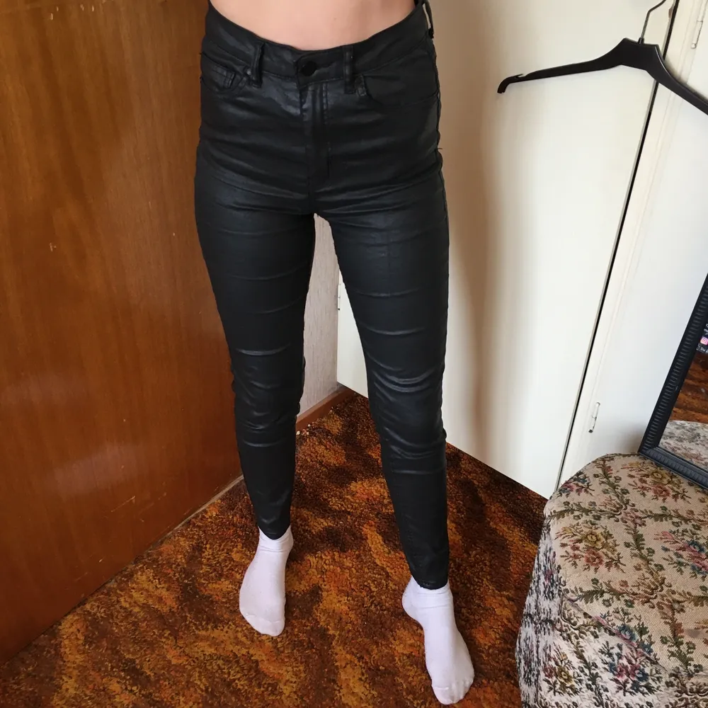 Vaxade skinnbrallor från Gina Tricot. Skitsnygga men tyvärr för stora för mig. . Jeans & Byxor.