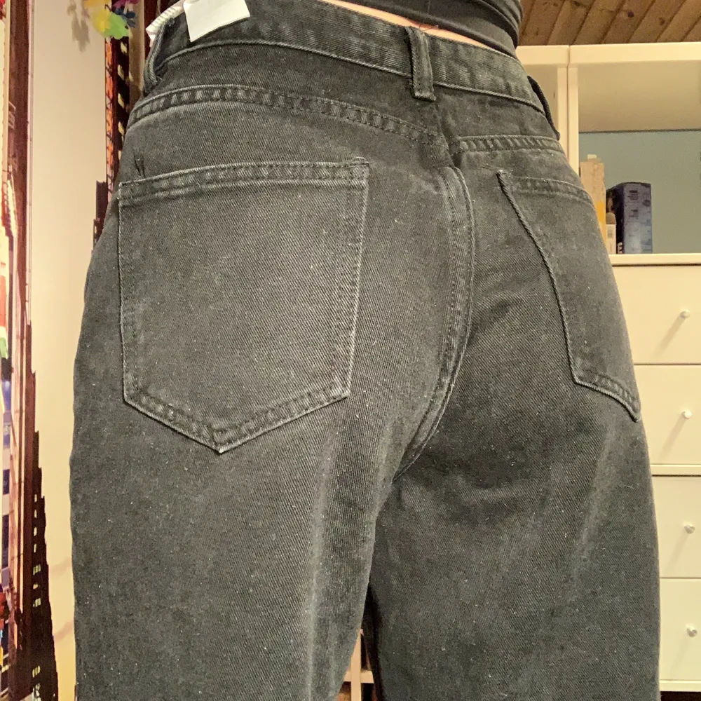 Säljer dessa snygga jeans med orange draktryck där fram från Shein. Jättebra skick pga aldrig använt. Innerbenslängden: 75 cm. Jeans & Byxor.