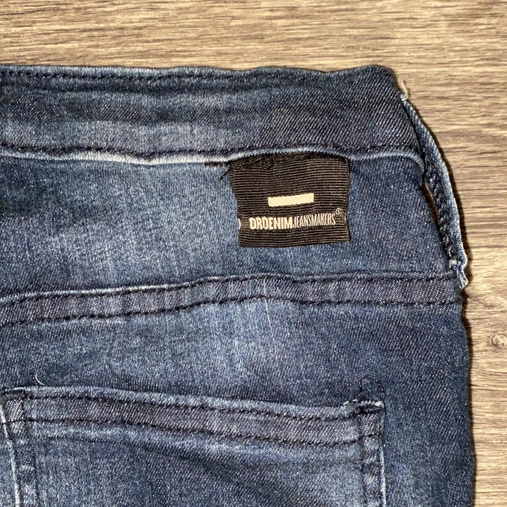 Dr denim low waisted jeans storlek s/m, på byxorna står det M men är själv en S så skulle säga att dom är en liten M. Jeans & Byxor.