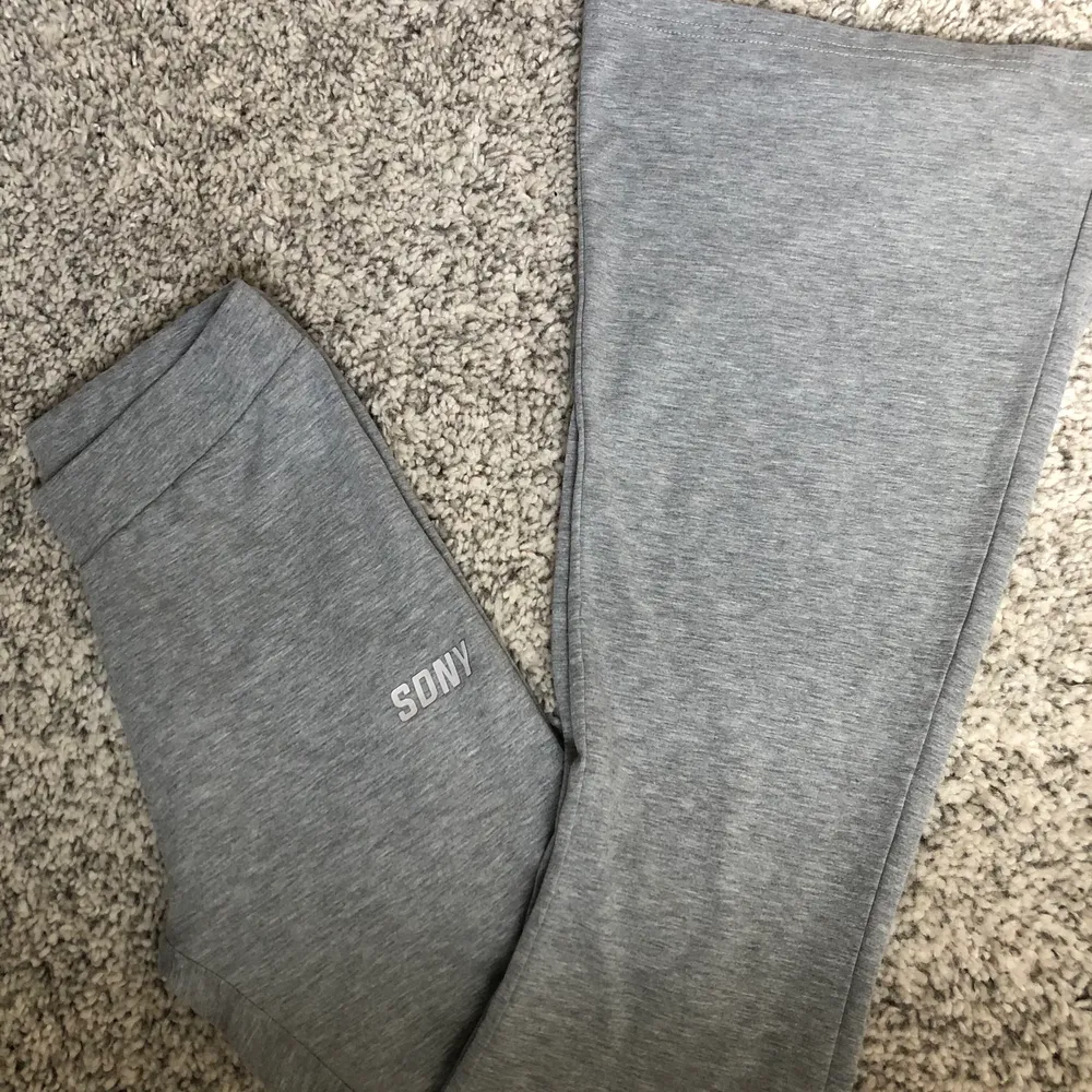 Jättefina utsvängda byxor från SDNY Logan på byxan är i reflex  Ganska tights i storleken så passar mer som en 34  Säljs då de är för små. Jeans & Byxor.
