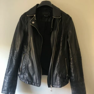 Svart skinnjacka - Svart skinnjacka från sisterspoint. Strlk S men passar även xs