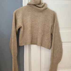 Kroppad stickad tröja - Jättemysig stickad, perfekt till sommaren. Säljer pågrund av för liten i storlek. Frakt tillkommer