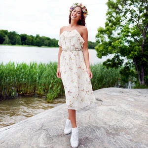 Midsommarklänning  - Säljer min superfina midsommarkläning från zara💕 Köpt för några år sedan och bara använd ett fåtal gånger pga förliten storlek. Bilderna är från min kamera men kan skicka bättre privat🥰 Köpre står för frakt (första bilden är lånad från Kenza)