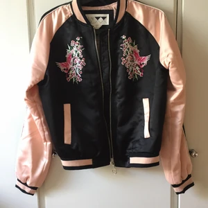 Satinjacka - Junkyard - Snygg och vårig jacka från Junkyard i satin med broderier. Storleken är XS och är true to size. Fickor och dragkedja. Katt finns i hemmet. 