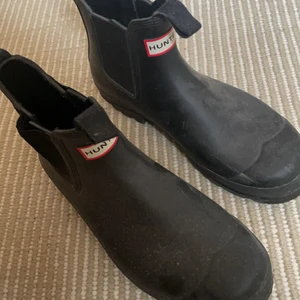 Hunter korta gummistövlar (Chelseastil), (EU 42) - Hunter korta gummistövlar (Chelseastil), (EU 42). Använda några få gånger. Svarta. Nypris ca 1200 kr. 