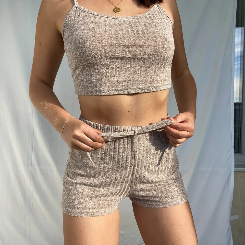  Hi, I am selling this adorable set in a light brown. I bought this set last autumn so it is still in super good condition. The shorts also go well with other T-shirts and the top goes well with jeans as well.. Shorts.