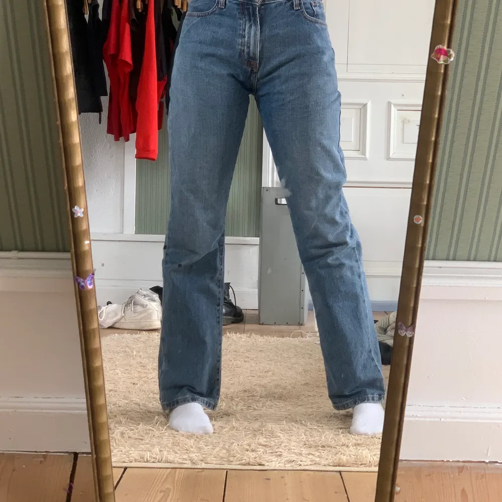 Midrise jeans köpt second hand❤️ passar mig som har XS, köpare står för frakt på 50kr. Jeans & Byxor.