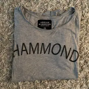 Fin grå t-shirt från Adrian Hammond