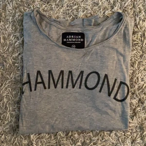 Adrian Hammond  - Fin grå t-shirt från Adrian Hammond