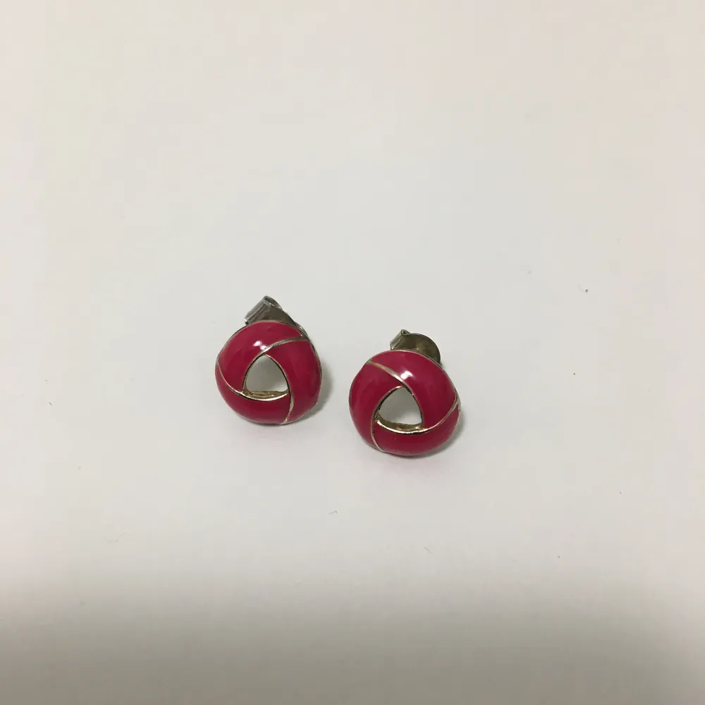 Cute unique earings on sale: all 40sek. Sent by post which will be charged separately. Accessoarer.