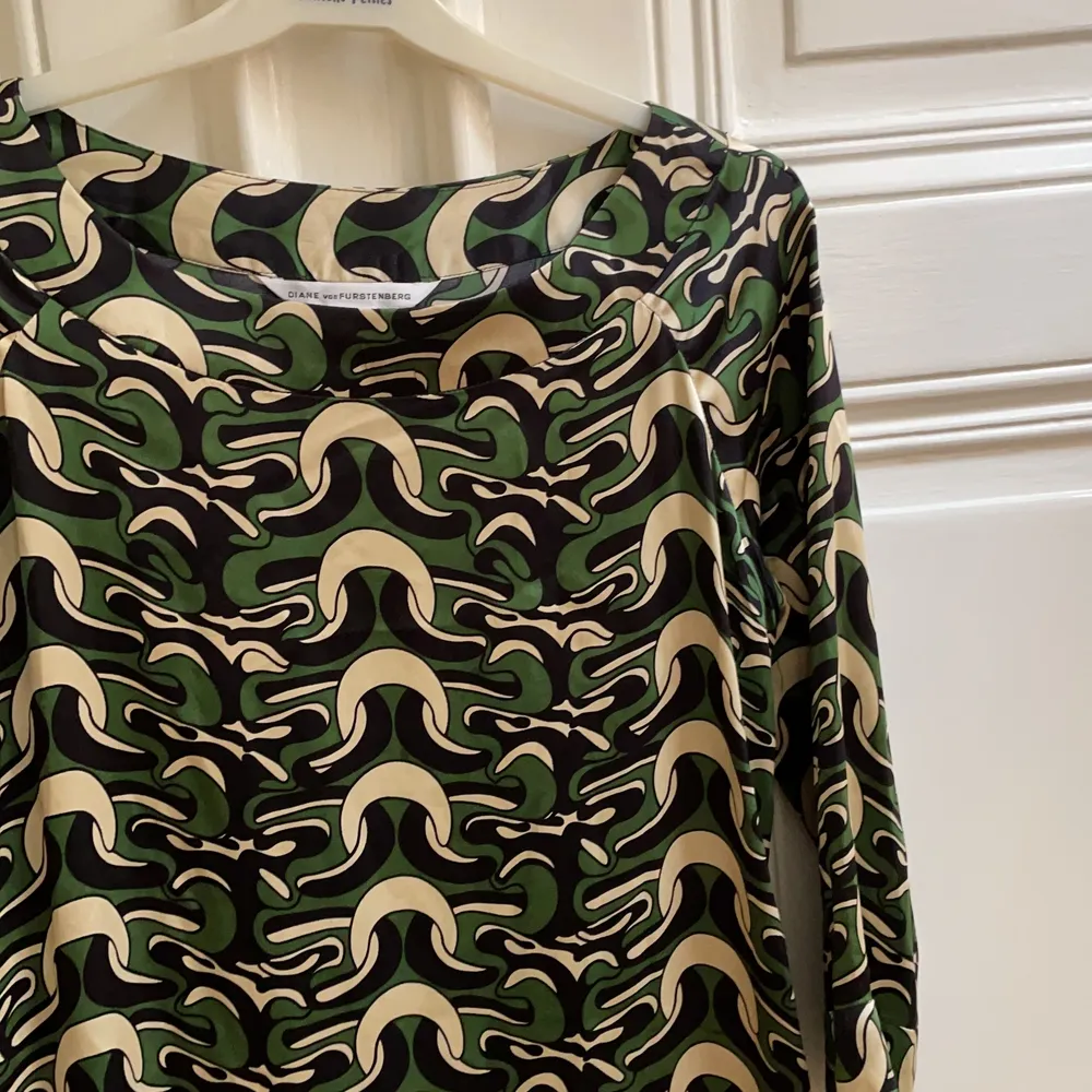 Vintage. Grön print. 100% silke. Klänningar.