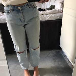 Säljer dessa jeans pga passar tyvärr inte mig längre, bra skick!!💘💘💘