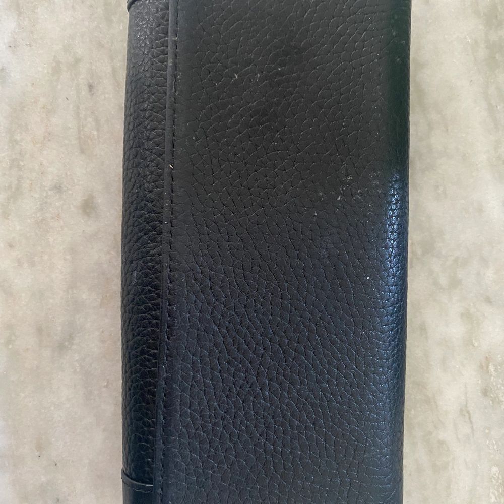 Jättesnygg svart plånbok från märker Coach. Det är en stor modell med många praktiska fack. Som ni ser är den använd men fortfarande i ett fint skick. Köpte den för runt 1600kr, kontakta för att lägga ett bud😇. Accessoarer.