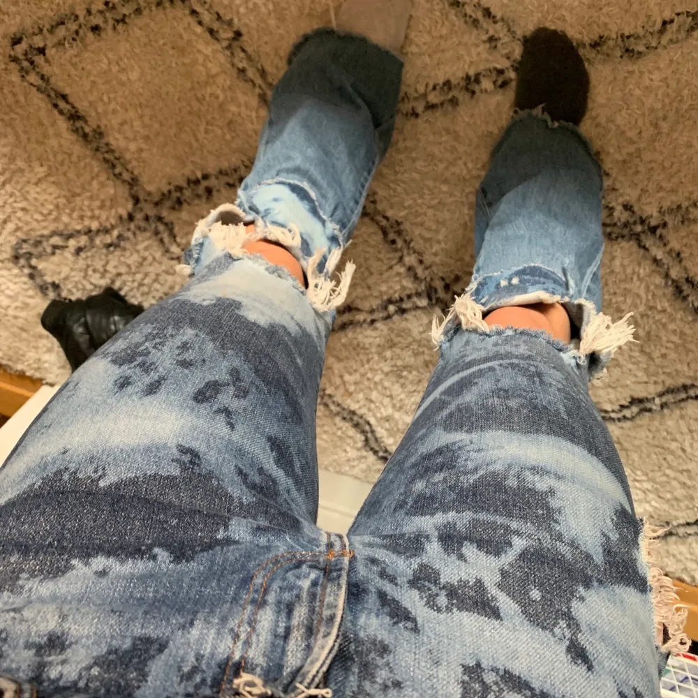 Egen blekta och sydda jeans ifrån zara. . Jeans & Byxor.